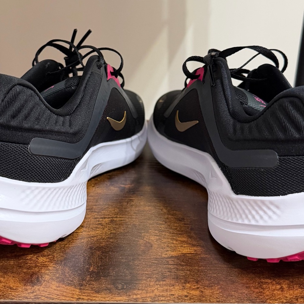 Nike Women's Black and Metallic Gold Athletic Shoes New in Box Size 8 - Picture 7 of 13